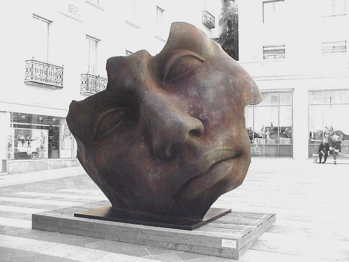 Igor Mitoraj /classical tradition sculptor