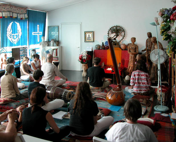 http://www.adhikara.com/fortbildungskurs/meditazione-di-gruppo.jpg